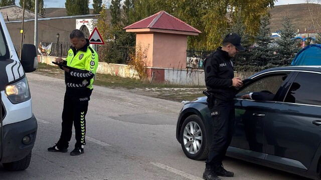 Erzurum'un Tekman ilçesinde polis ve jandarma ekipleri, huzur ve güvenliği