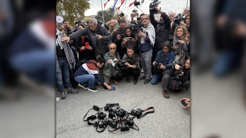 Basın meslek örgütlerinin çağrısıyla birçok kişi, gazetecilere yönelik gözaltı ve