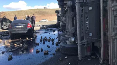 Ağrı'da pancar yüklü tır ile çarpışan otomobil tırın altında kaldı.