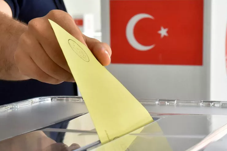Türkiye'de erken seçim tartışmalarını alevlendirecek yeni bir iddia ortaya atıldı.
