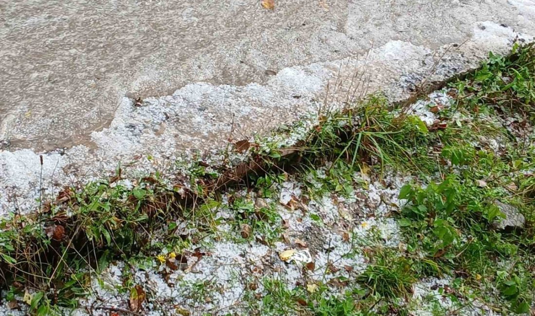 Yaklaşık 20 dakika süren dolu nedeniyle cadde ve sokaklarda göletler