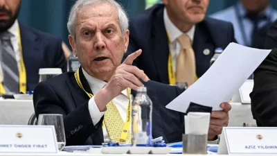 Fenerbahçe Başkanı Aziz Yıldırım'ın Galatasaray ile oynanacak kritik derbiyi tribünden