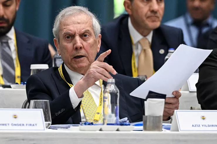 Fenerbahçe Başkanı Aziz Yıldırım'ın Galatasaray ile oynanacak kritik derbiyi tribünden