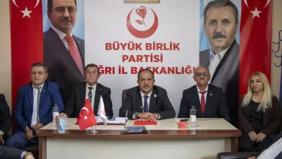"(Terörsüz Türkiye) Bize düşen birliğimizi, beraberliğimizi düzeltip vatanımızın bölünmez bütünlüğünü