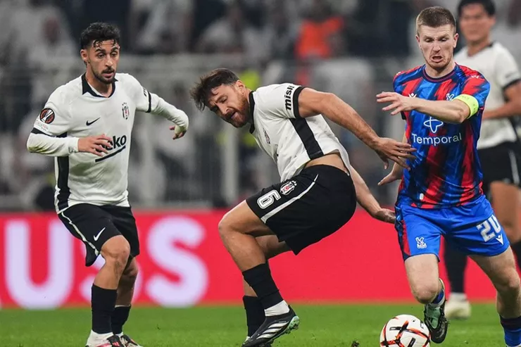 Beşiktaş'ın genç oyuncusu Kartal Kayra Yılmaz, Crystal Palace maçında taraftarların