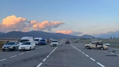 Bingöl'ün Karlıova ilçesinde Toklular köyü mevkisinde otomobil ile motosiklet çarpıştı,