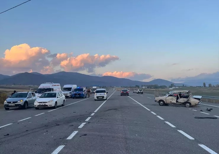 Bingöl'ün Karlıova ilçesinde Toklular köyü mevkisinde otomobil ile motosiklet çarpıştı,