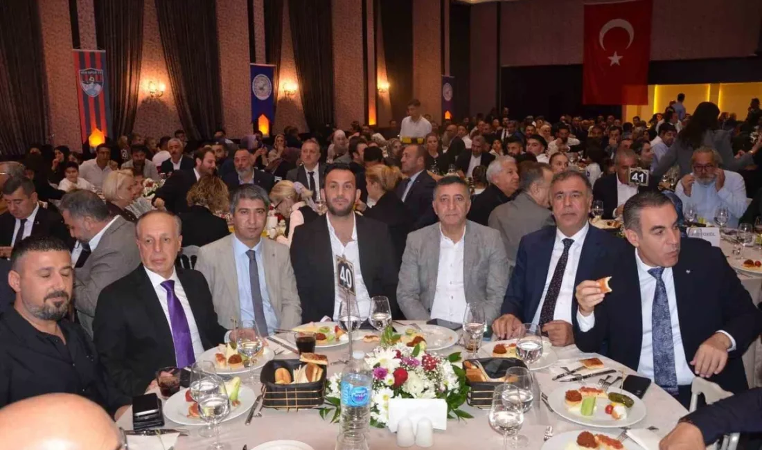 Bodrum'da düzenlenen Vanlılar Gecesi'nde farklı siyasi partilerin temsilcileri ve yüzlerce
