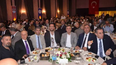 Bodrum'da düzenlenen Vanlılar Gecesi'nde farklı siyasi partilerin temsilcileri ve yüzlerce