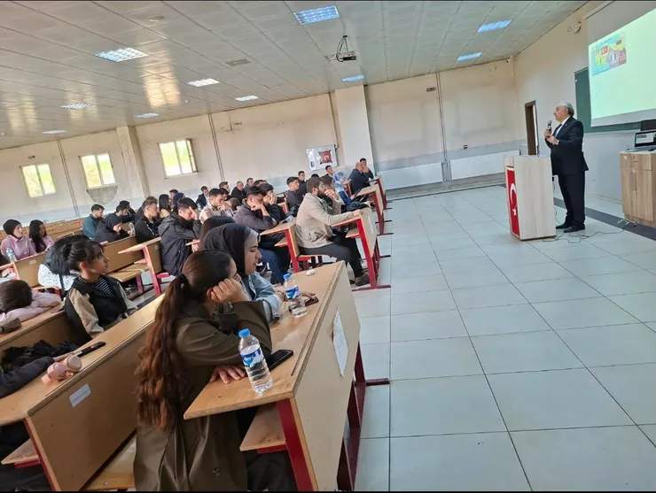 ER-VAK BAŞKANI ERDAL GÜZEL, PASİNLER’DE GENÇLERE MİLLÎ MÜCADELE RUHUNU ANLATTI

