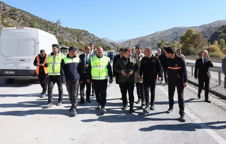 Erzincan Valisi Hamza Aydoğdu, Üzümlü Sansa Deresi'nde heyelan nedeniyle demir