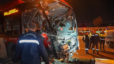 Ankara'nın Etimesgut ilçesinde EGO otobüsü yoldan çıkarak yaya üst geçidinin