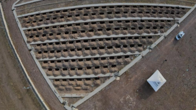 Erzurum Büyükşehir Belediyesi ekipleri, kışın toprak donduğunda defin işlemleri aksamasın