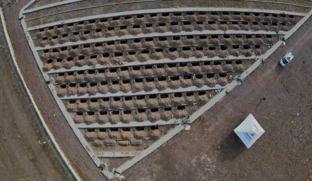 Erzurum Büyükşehir Belediyesi ekipleri, kışın toprak donduğunda defin işlemleri aksamasın