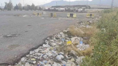 Silopi'deki Habur Sınır Kapısı'na yük taşıyan tır şoförleri, giriş için