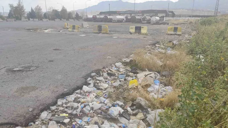 Silopi'deki Habur Sınır Kapısı'na yük taşıyan tır şoförleri, giriş için