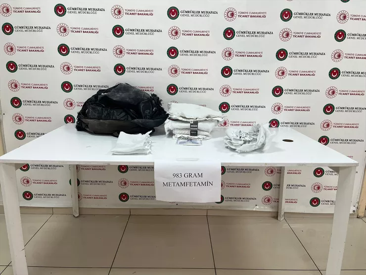 Hakkari'nin Yüksekova ilçesindeki Esendere Gümrük Kapısı'nda İran uyruklu şüphelinin valizinde
