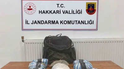 Jandarmanın Hakkari'nin Şemdinli ilçesi kırsalındaki aramasında taşlarla gizlenmiş çantada 7
