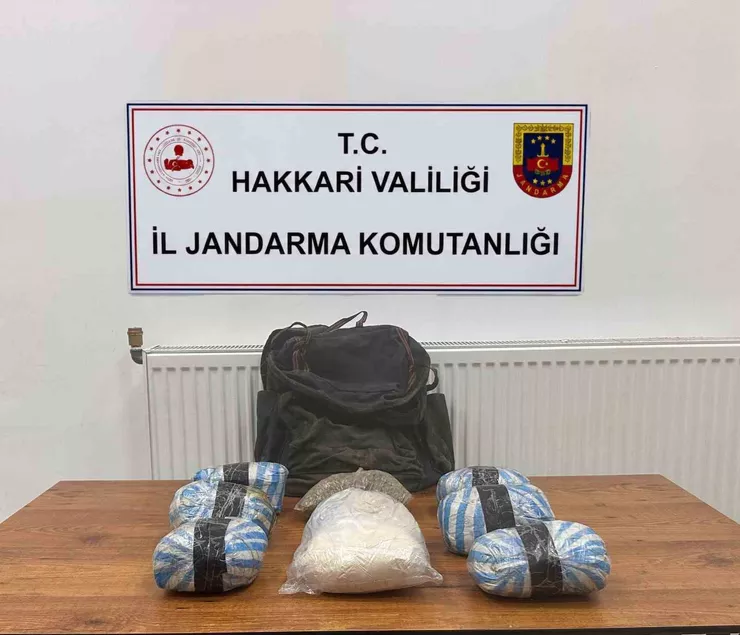 Jandarmanın Hakkari'nin Şemdinli ilçesi kırsalındaki aramasında taşlarla gizlenmiş çantada 7