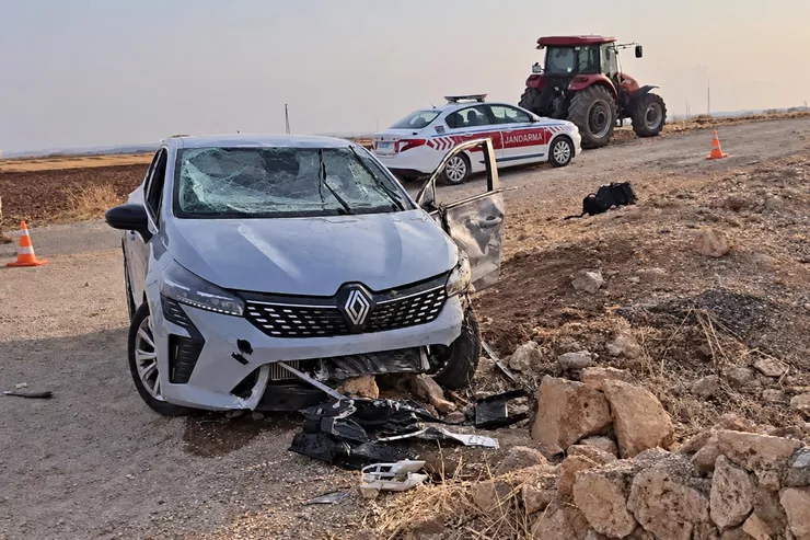 Mardin’in Nusaybin ilçesinde yol kenarındaki su kanalına uçan otomobildeki aynı