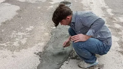 Adıyaman’da vatandaşlar uzun zamandır yapılmayan çukurlu yolları kendi imkanlarıyla beton