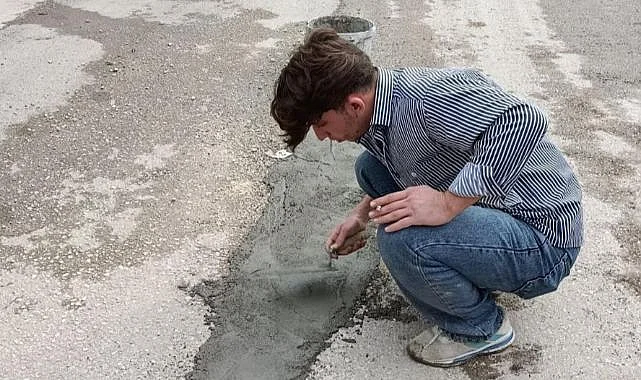 Adıyaman’da vatandaşlar uzun zamandır yapılmayan çukurlu yolları kendi imkanlarıyla beton