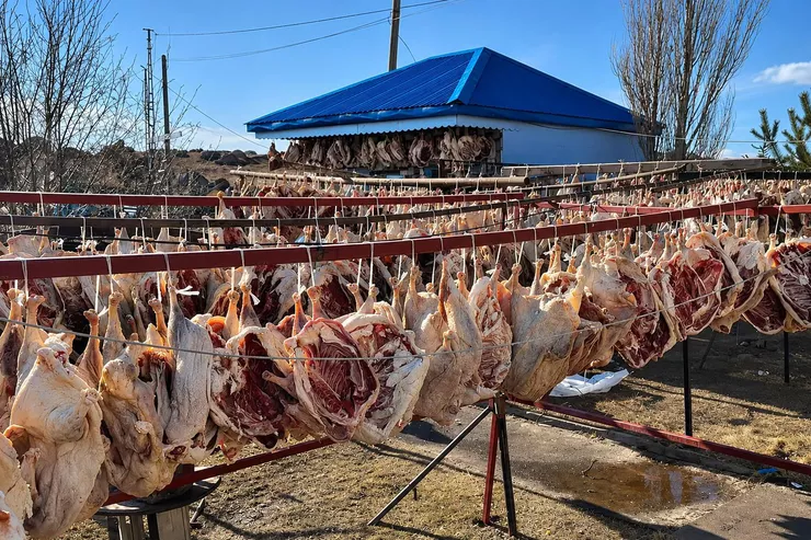 Kars ve Ardahan'ın simge lezzeti kaz etinde kar yağışıyla birlikte